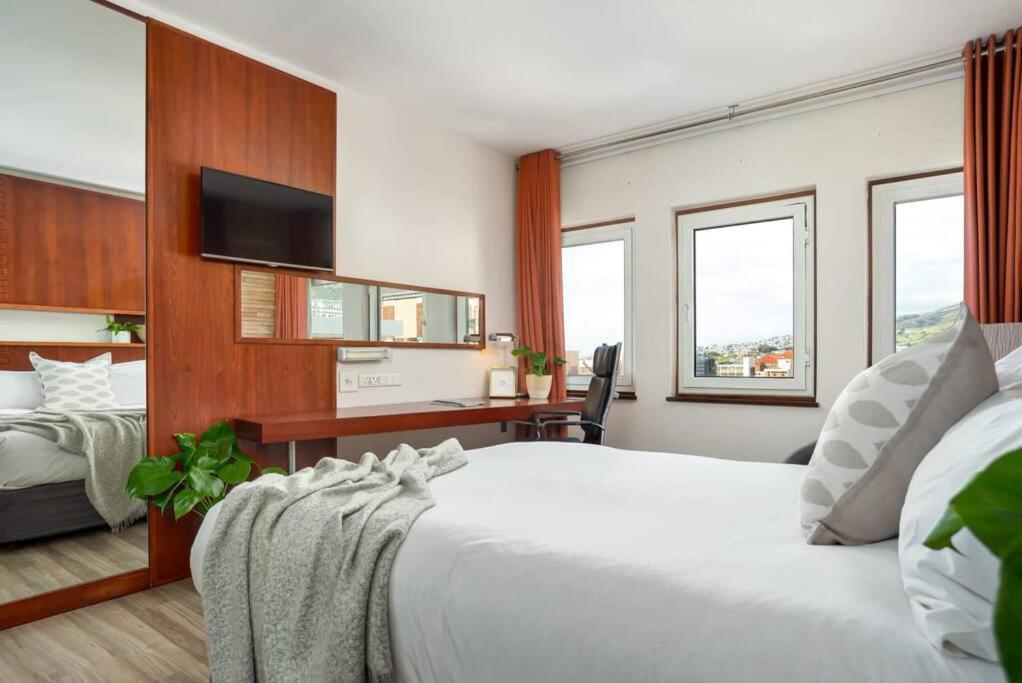 Central Modern City Escape Apartment! Cape Town Exterior photo